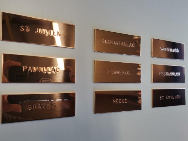 Plaques d'aménagement d'une cave à vins finition poli-miroir