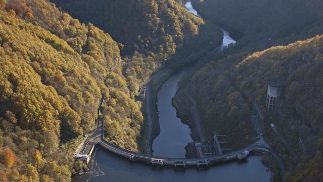 Retenu d'eau Barrage du Chastang situé entre les communes de Saint-Martin-la-Méanne et Servières-le-Château.- Rivie?re: La Dordogne - paysage d'automne