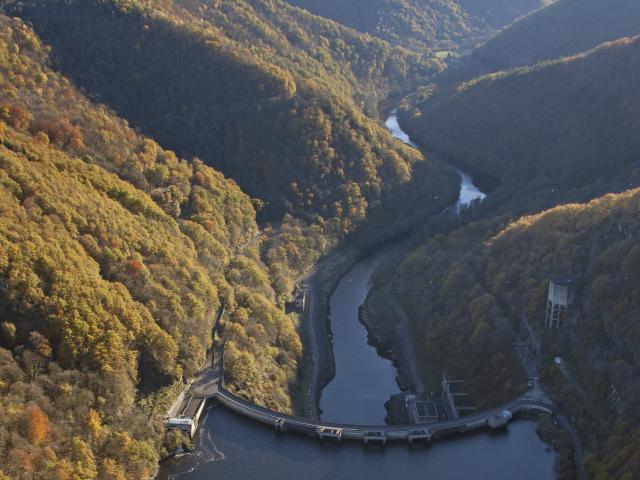 Retenu d'eau Barrage du Chastang situé entre les communes de Saint-Martin-la-Méanne et Servières-le-Château.- Rivie?re: La Dordogne - paysage d'automne