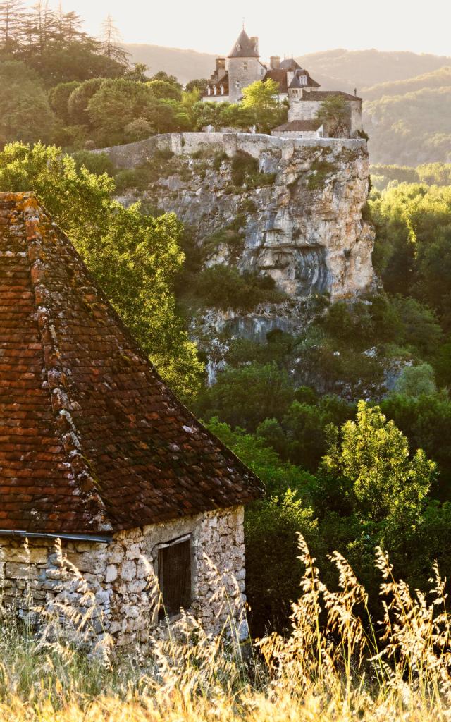 FRANCE. LE LOT. Le Château de Belcastel à Lacave domine la vallée de la Dordogne.