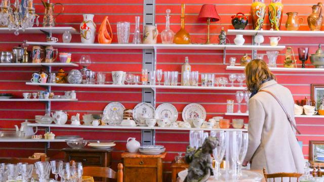 Brocante de la cave au grenier à Forgès en Corrèze