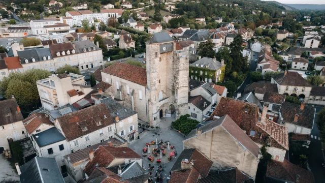 230907195517-Vue-aerienne-Beffroi-et-place-St-Martin-a-Souillac-Maxime-Audouard-Lot-Tourisme_2048x1364.jpg