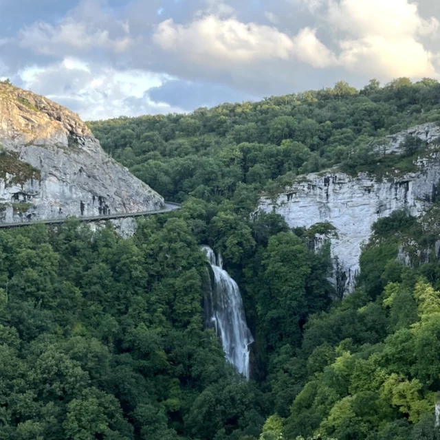 Cascade-dAutoire-depuis-la-falaise.jpg