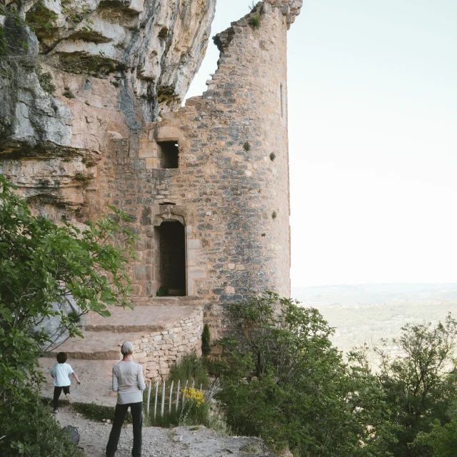 Promeneurs-Chateau-des-Anglais-Autoire-Melanie-Petit.jpg-1920px.jpg