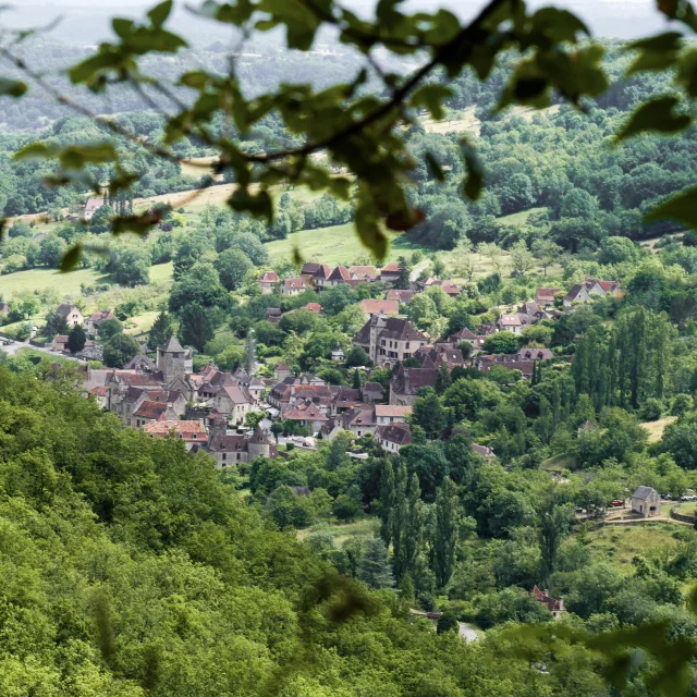 Vue sur Autoire depuis la falaise