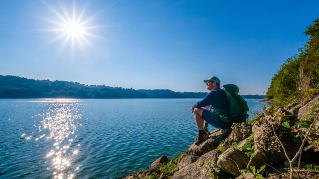 Randonnée sur l'Itinérêve, la Dordogne de villages en barrages en Corrèze. Pause sur le bord de la Dordogne.