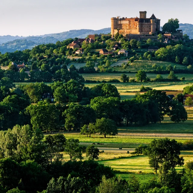 FRANCE. LE LOT.  Le château de Castelnau à Bretenoux.