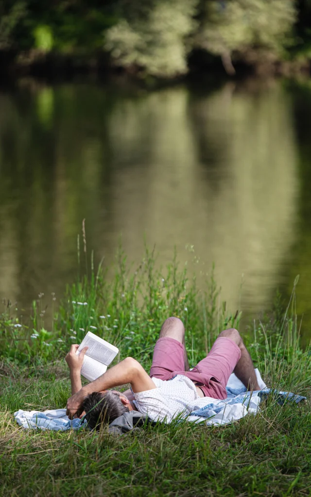 Lecture Au Bord Riviere