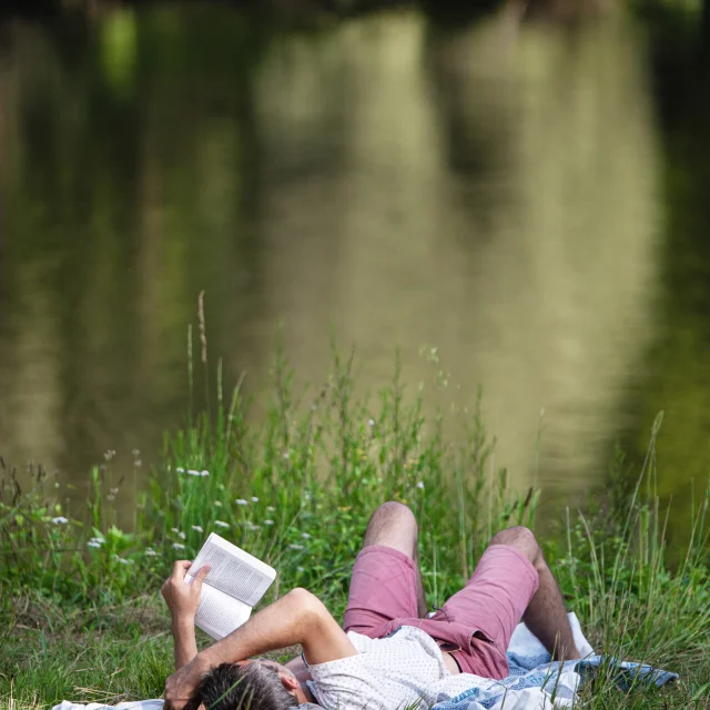 Lecture Au Bord Riviere