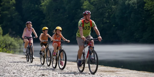 Vélo au bord de la Dordogne