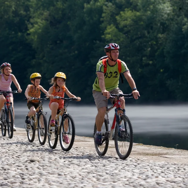 Vélo au bord de la Dordogne