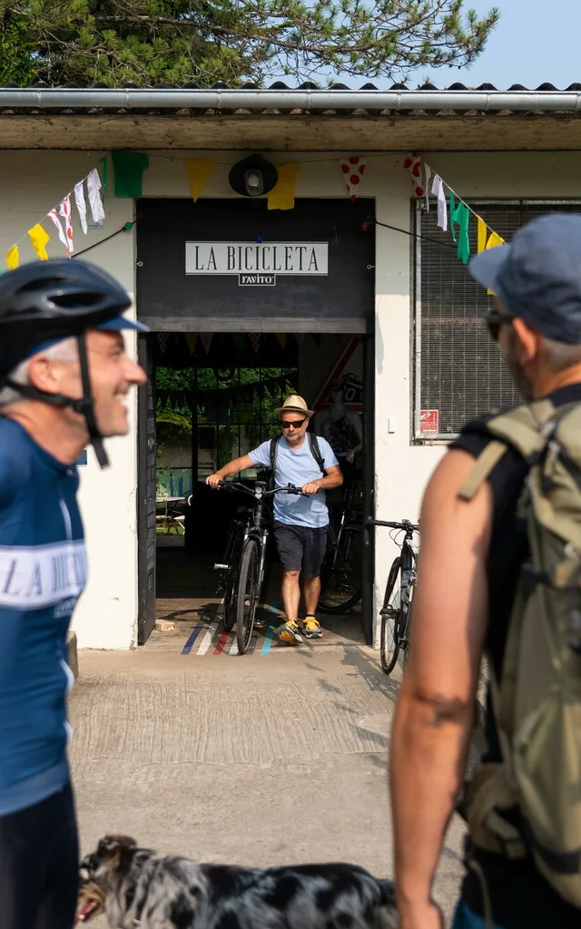 Départ pour une balade à vélo avec la Bicicleta Ravito