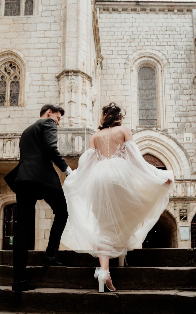 Séance photo de mariage devant la Basilique Saint-Sauveur à Rocamadour