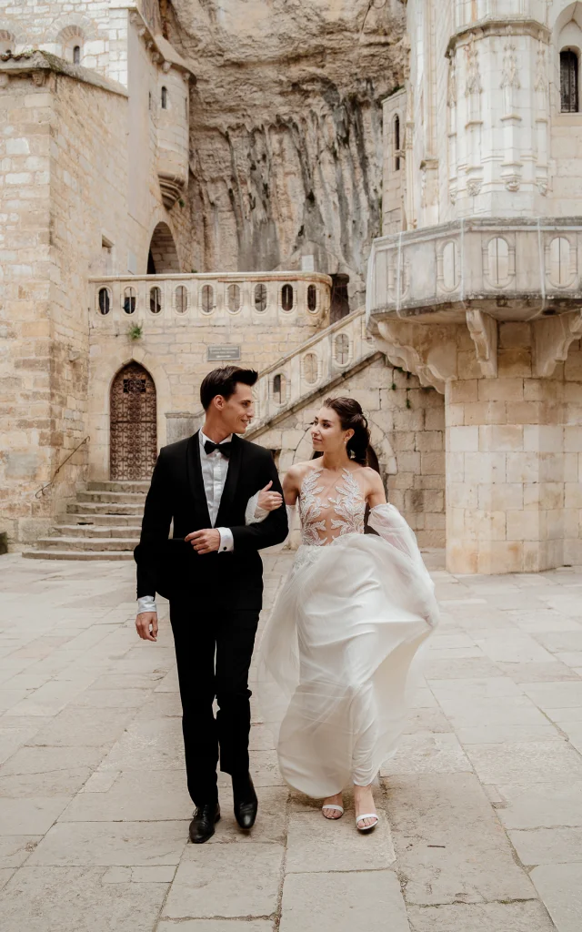 Séance photo de mariage devant la Basilique Saint-Sauveur à Rocamadour