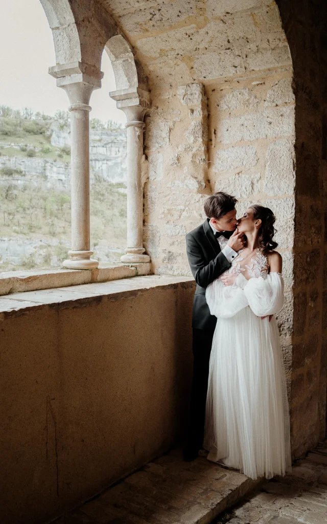 Séance photo de mariage sous la Basilique Saint-Sauveur à Rocamadour