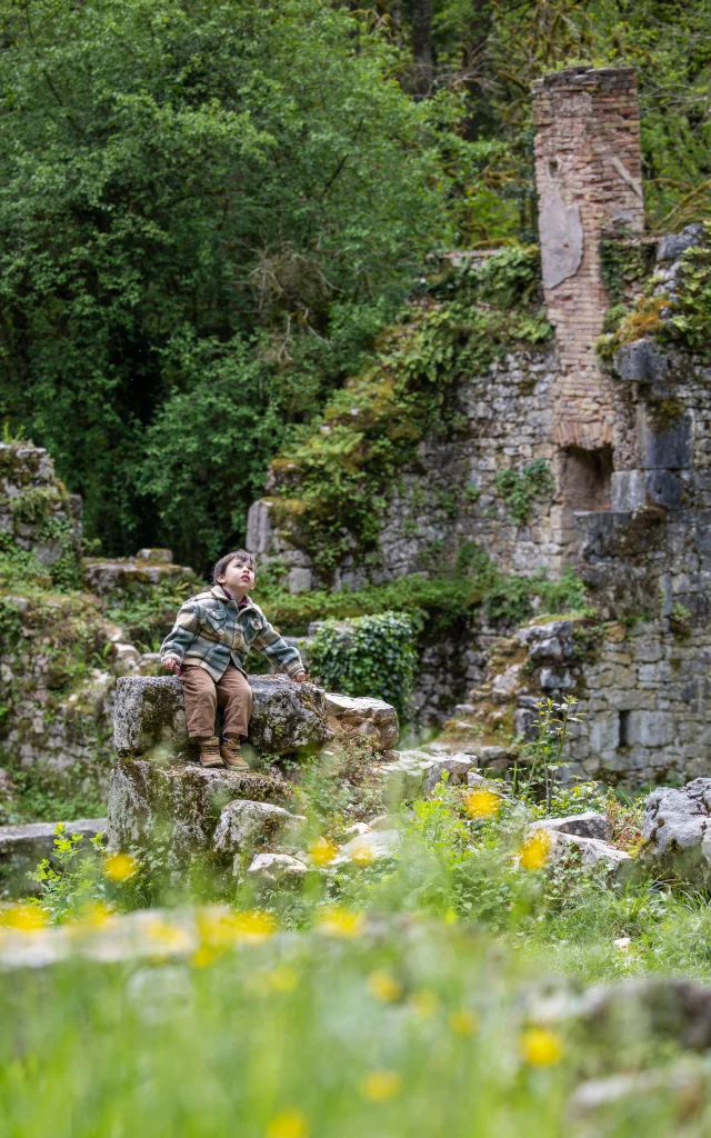 Les vestiges du Moulin de Tournefeuille sur le circuit du Moulin du Saut. Un enfant est assis au coeur des ruines