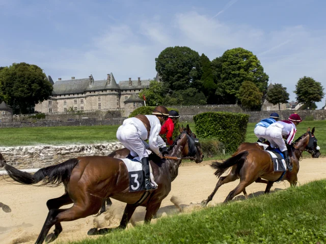 Réunion de courses hippiques sur l'hippodrome de Pompadour.