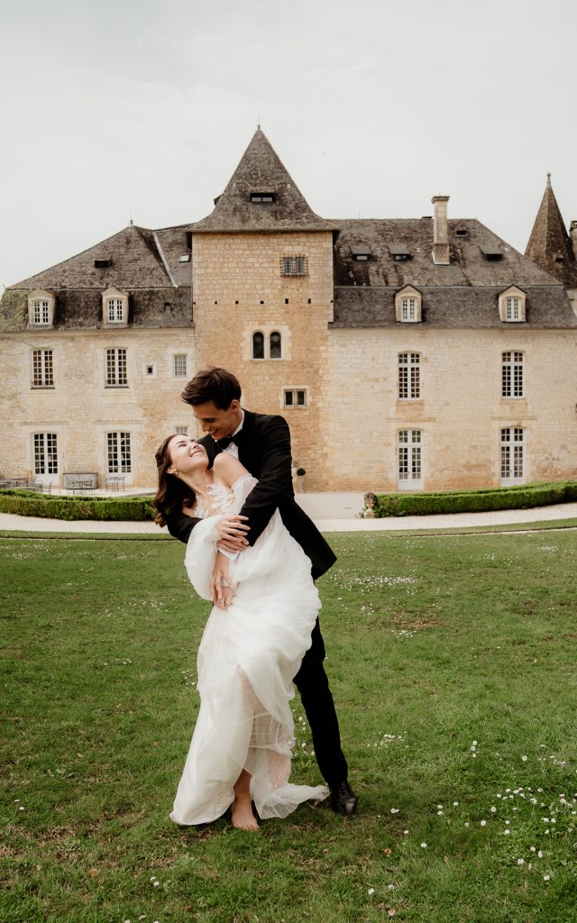 Shooting de mariage devant le Château de la Treyne