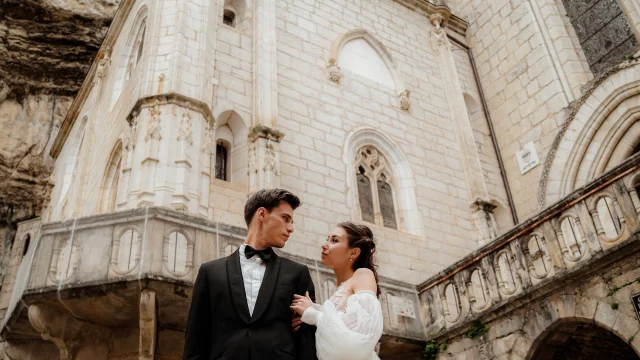 Shooting photo devant la Basilique Saint-Sauveur à Rocamadour