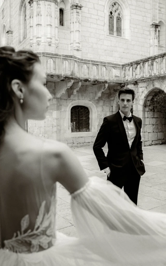 Shooting mariage devant la Basilique Saint-Sauveur à Rocamadour