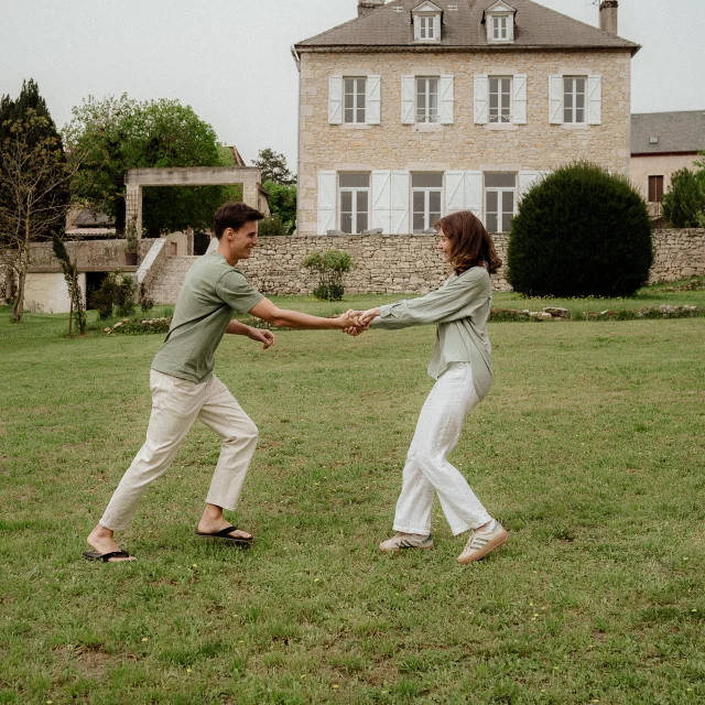 En amoureux devant la Maison Balmelle