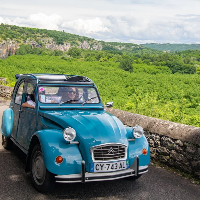 En 2CV sur une petite route en corniche