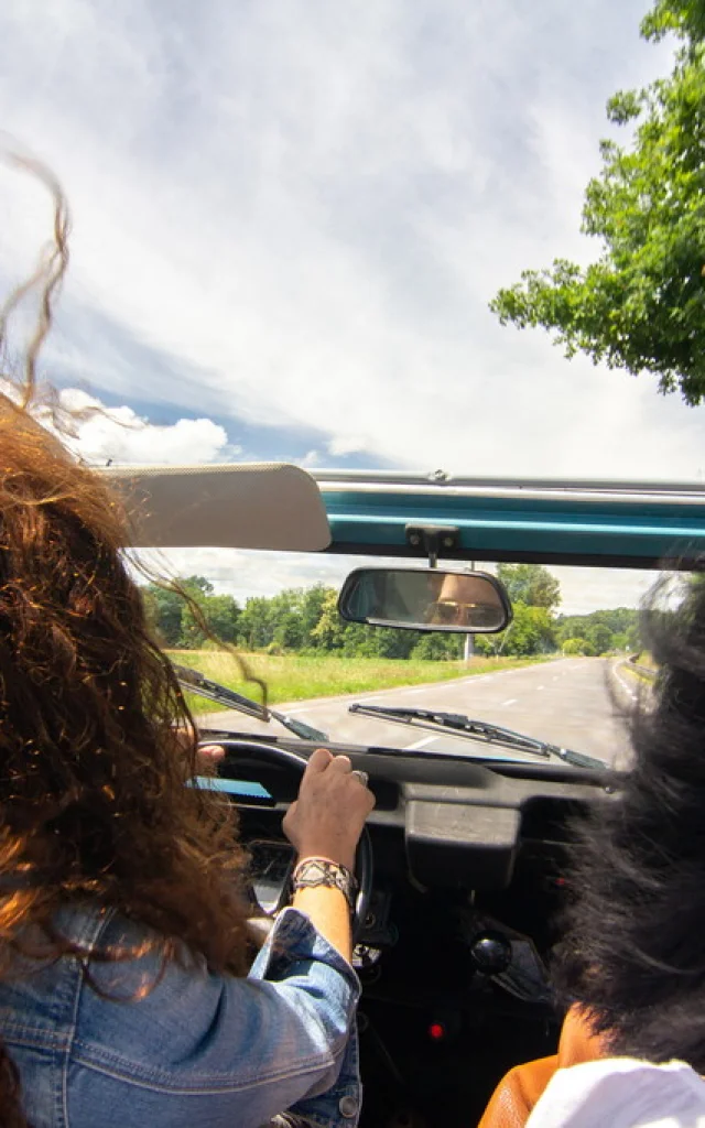 Cheveux au vent en 2CV