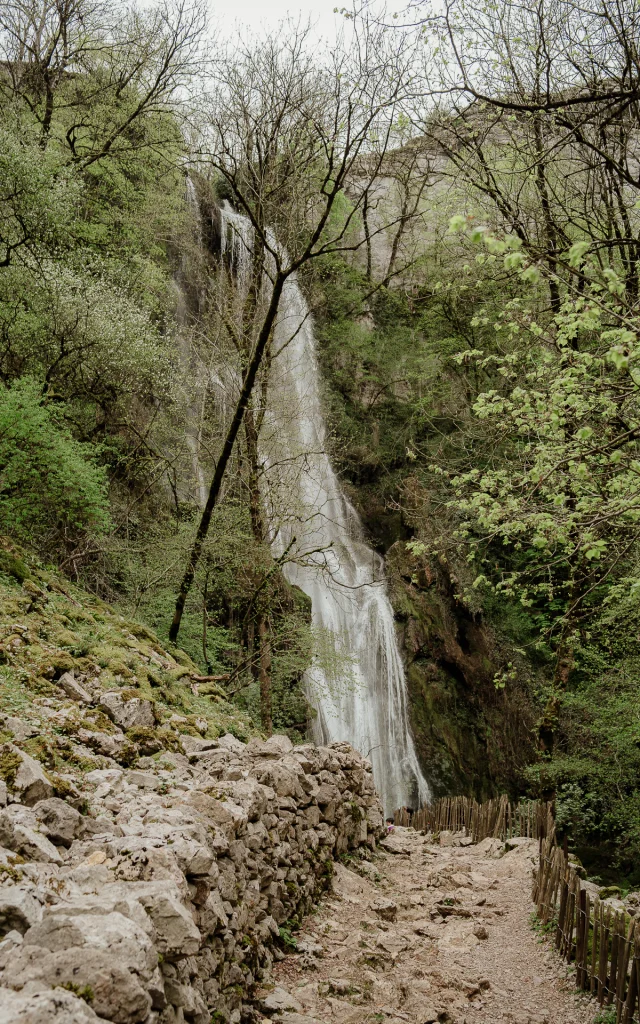 Shooting photo en amoureux à la cascade d'Autoire