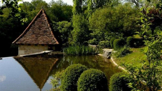 Jardin De Lancien Couvent A Meyronne